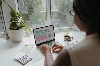 Woman working with the benefit of a Microsoft DaaS solution.