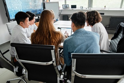 Image of five people in a steering committee meeting with vendor and customer discussing progress of an IT project